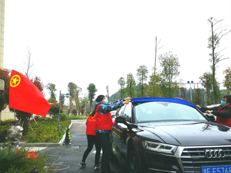 公司開展“學(xué)雷鋒、在行動”志愿洗車服務(wù)活動