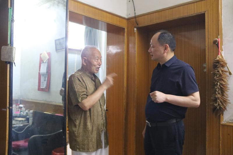 公司黨委書記、董事長(zhǎng)周鴻春節(jié)慰問(wèn)老黨員、軍轉(zhuǎn)干部