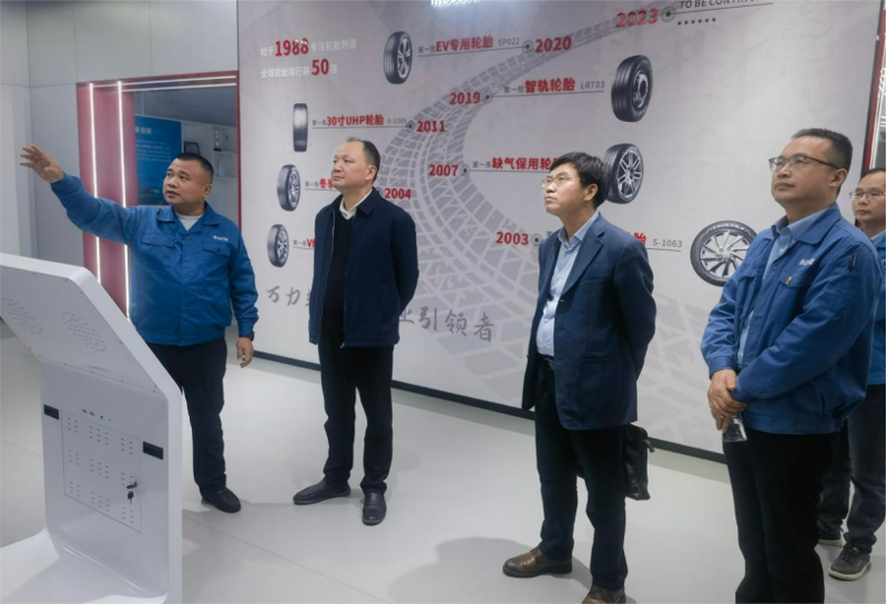 周鴻拜訪萬力輪胎公司黨委書記、總經(jīng)理曹限東