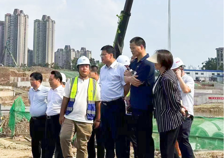李美云到市政公司西環(huán)線(xiàn)片區(qū)海綿城市建設(shè)項(xiàng)目調(diào)研