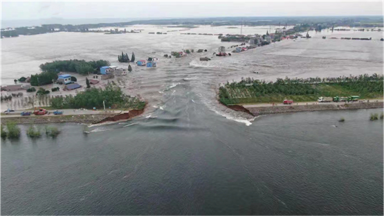 華容團洲垸洞庭湖大堤決堤，公司緊急支援防汛搶險物資