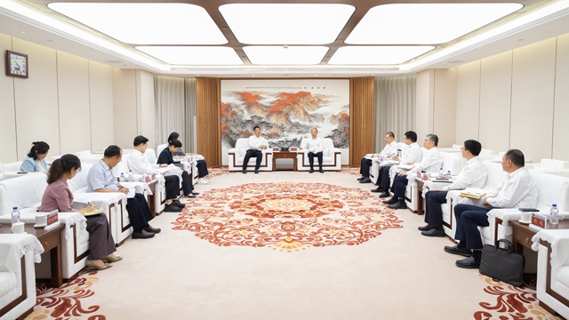 莫鼎革與湖南省委常委、岳陽(yáng)市委書(shū)記謝衛(wèi)江舉行會(huì)談