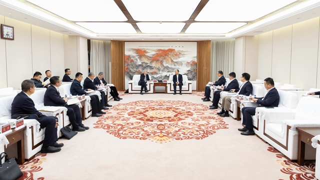 莫鼎革與中國一重黨委書記、董事長徐鵬舉行會談