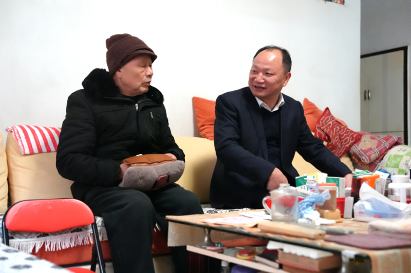 公司黨委走訪慰問困難黨員和困難職工、看望慰問老領(lǐng)導和老同志