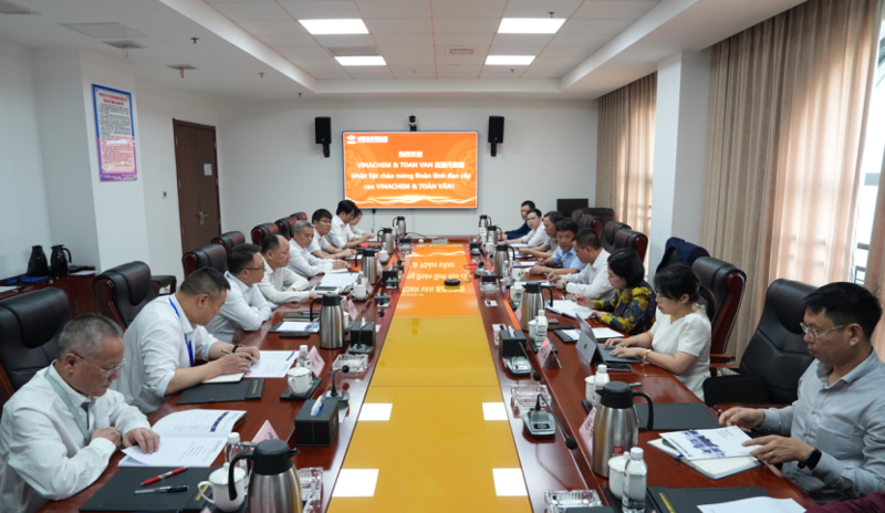 周鴻會(huì)見(jiàn)越南化學(xué)工業(yè)總公司寧平氮肥廠總經(jīng)理阮日憲、越南三云綜合貿(mào)易股份公司董事長(zhǎng)謝氏青云