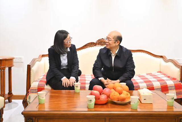 國務(wù)院國資委黨委委員、副主任譚作鈞看望慰問中國化學(xué)“時(shí)代楷?！鼻褴娡炯覍? />
																					</a>	
										<div   id=